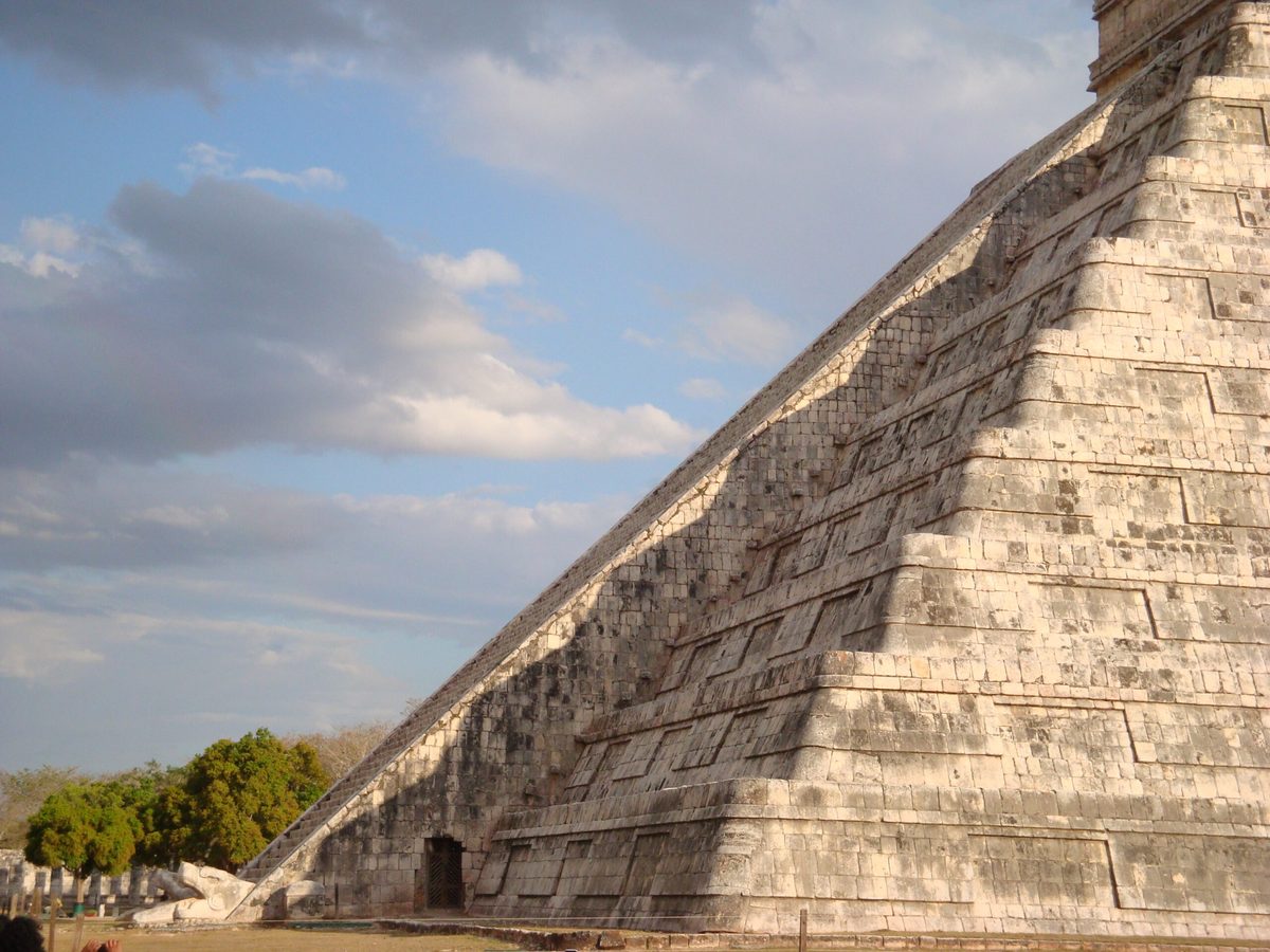 El Castillo de Chichén Itzá durante el equinoccio: la sombra de la serpiente emplumada Kukulcán desciende por la escalinata