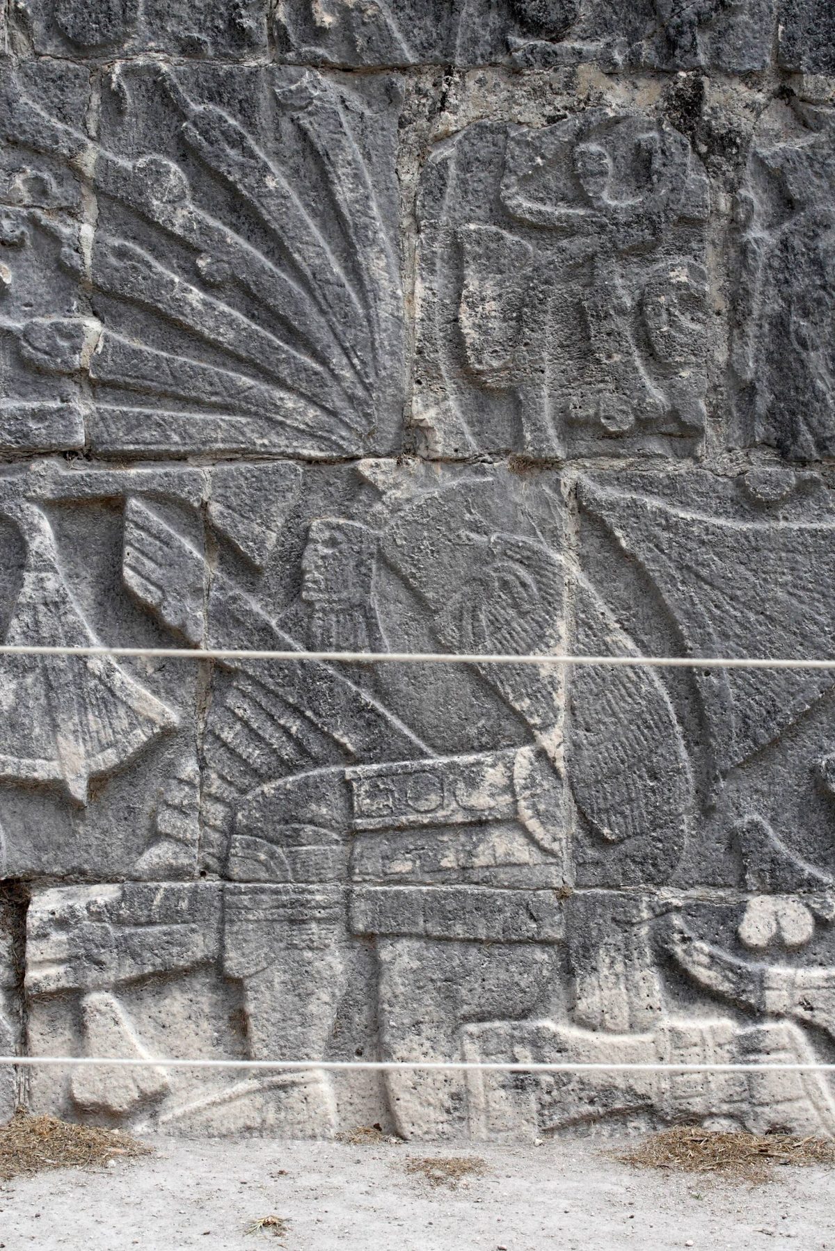 Relieve del Gran Juego de Pelota de Chichén Itzá: jugador decapitado tras la partida ritual