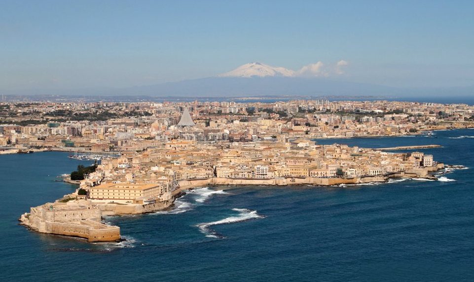 Siracusa en Sicilia con el Etna al fondo