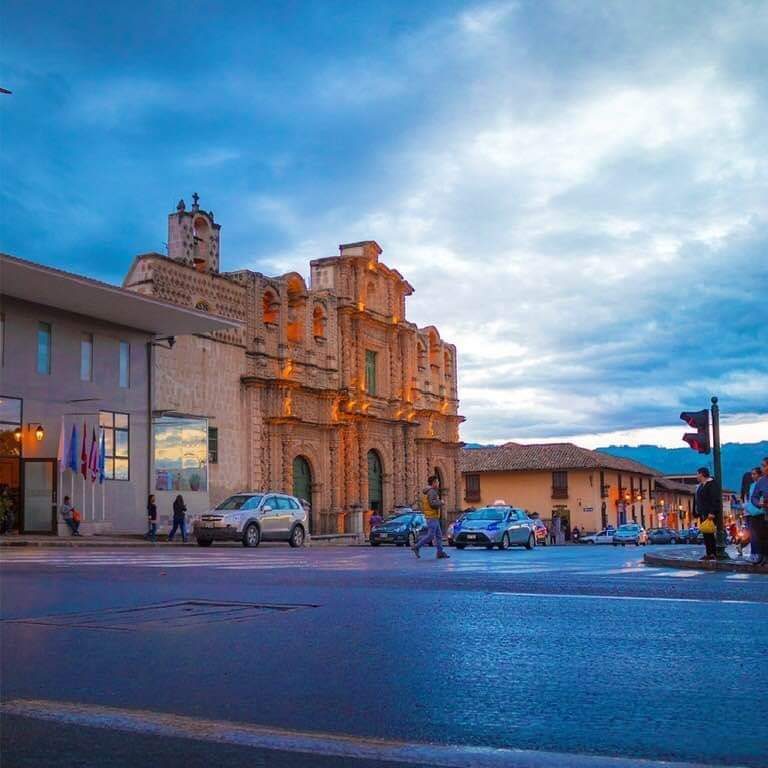 Plaza de Cajamarca con la catedral colonial