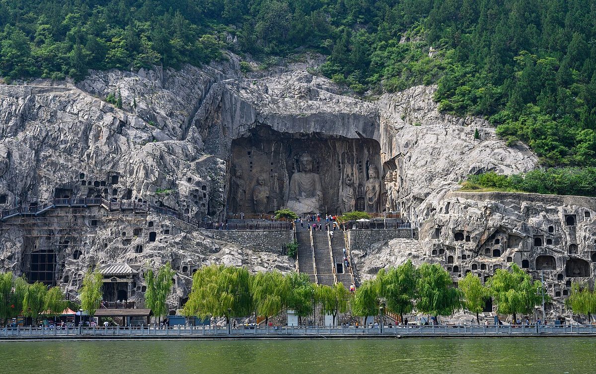 Grutas de Longmen con el Buda Vairocana patrocinado por Wu Zetian