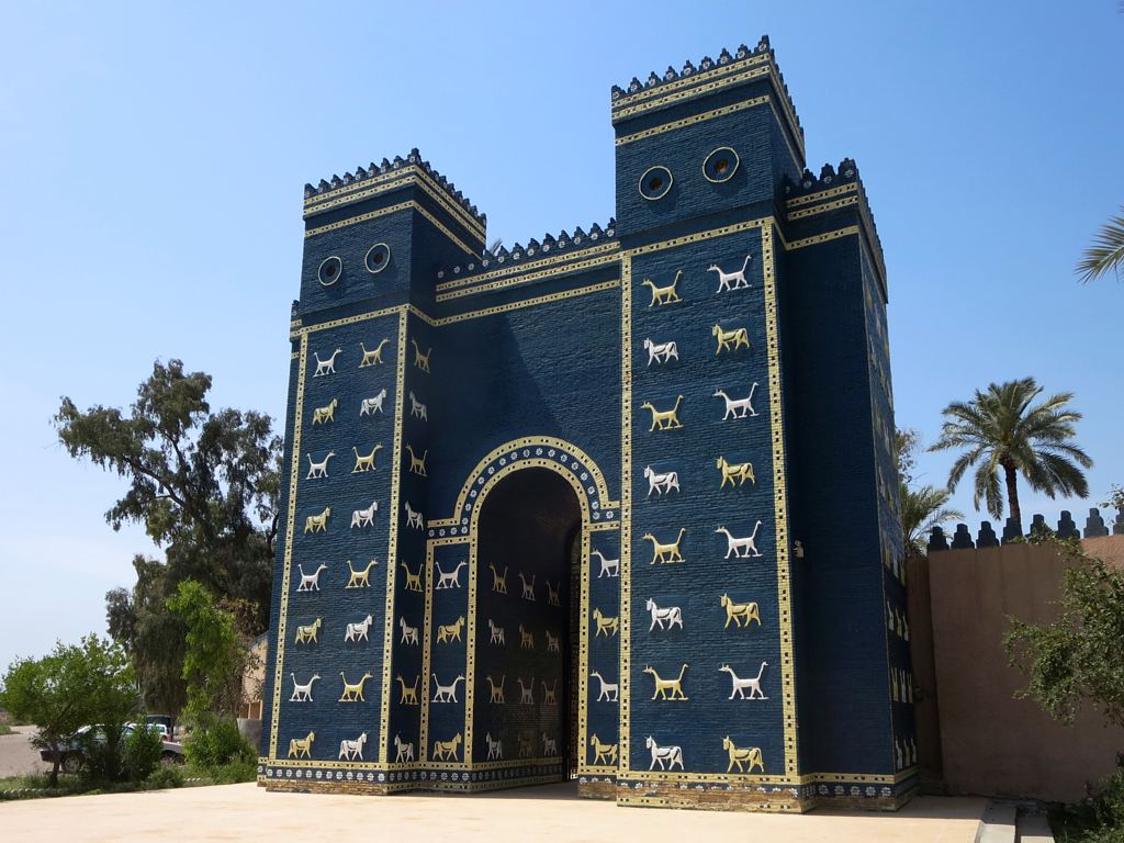 Reconstrucción de la Puerta de Ishtar de Babilonia en el Museo de Pérgamo, con sus ladrillos vidriados azules y relieves de toros y dragones