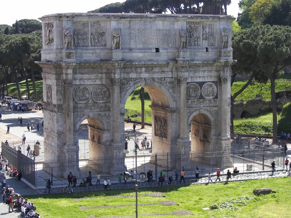 Arco de Constantino en Roma, levantado para conmemorar la victoria del Puente Milvio (312)