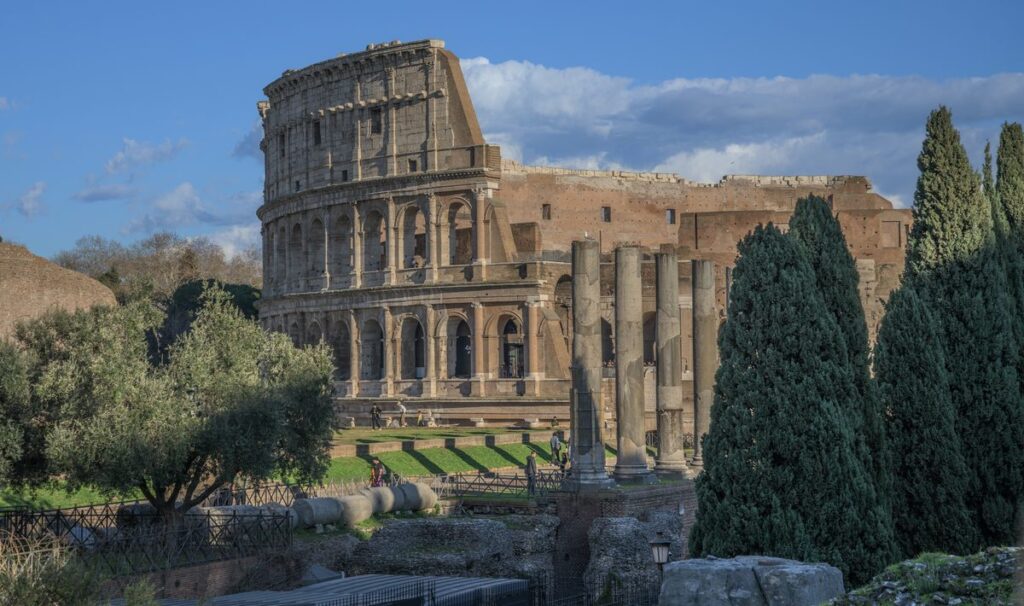 Vista del Coliseo de Roma y el Foro Romano, centro de la ciudad imperial