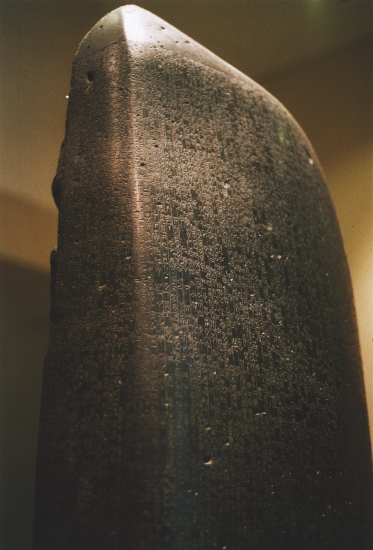 Estela del Código de Hammurabi en basalto negro, escrita en cuneiforme acadio, Museo del Louvre