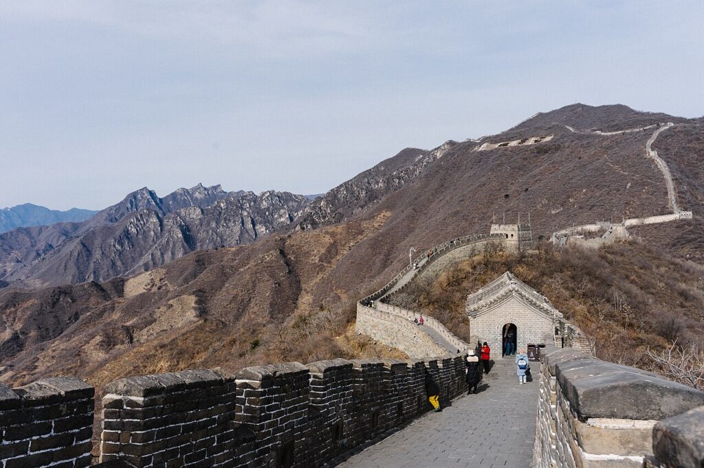 Sección de Mutianyu de la Gran Muralla China rodeada de montañas verdes