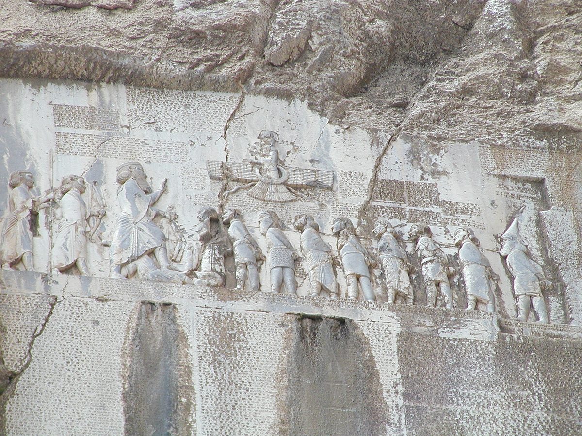 Inscripción de Behistún (Bisotun) en el monte Behistún, Irán: relieve trilingüe de Darío I que permitió descifrar el cuneiforme