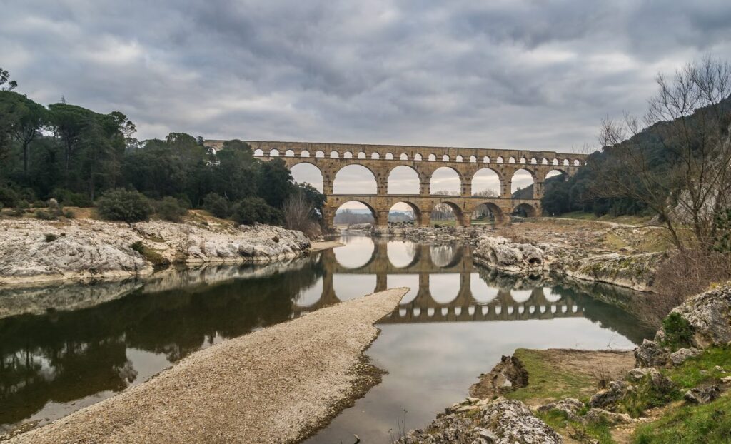Pont du Gard, el acueducto romano de tres niveles que alimentaba Nîmes