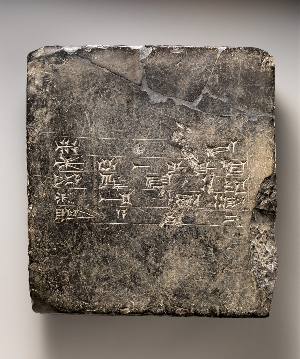 Tablilla cuneiforme con inscripción sumeria dedicada al templo del dios Enlil en Ekur, Met Museum