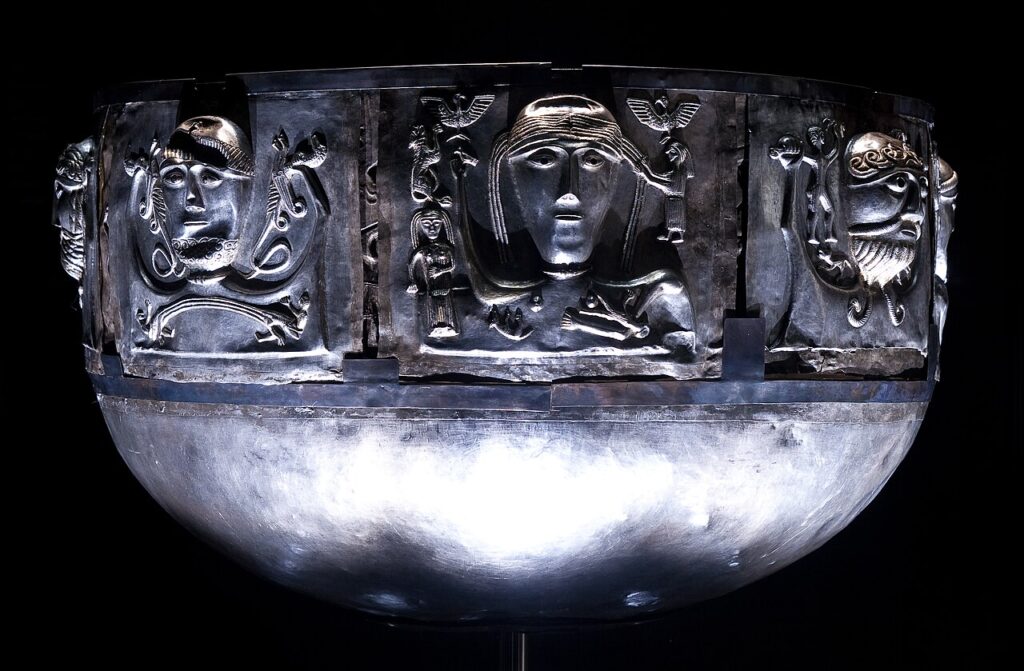Caldero de Gundestrup (c. siglo I a.C., Museo Nacional de Dinamarca): caldero ritual de plata repujada con escenas mitológicas celtas, ejemplo cumbre del arte religioso de la Edad de Hierro europea.