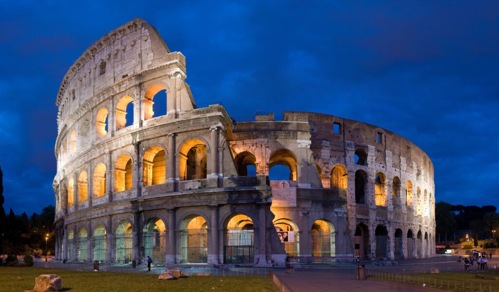 Vista exterior del Coliseo de Roma desde el norte (abril 2007), anfiteatro Flavio inaugurado en el año 80 d.C., símbolo de los espectáculos de gladiadores y venationes en la antigua Roma.