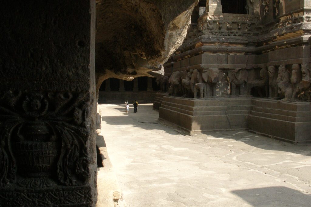 Vista general del Templo de Kailasa en Ellora, Maharashtra: monumento monolítico tallado en basalto