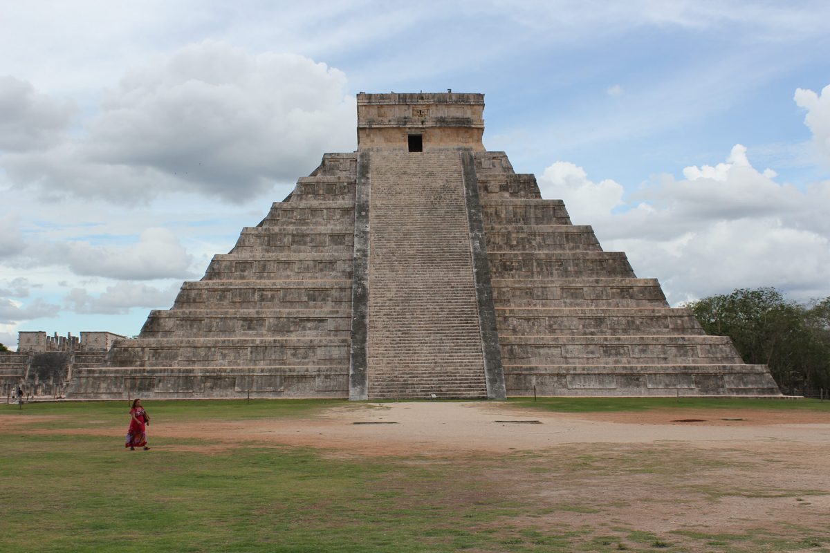 El Castillo (pirámide de Kukulkán) en Chichén Itzá: pirámide escalonada maya posclásica con templo en la cima y escalinatas en sus cuatro caras
