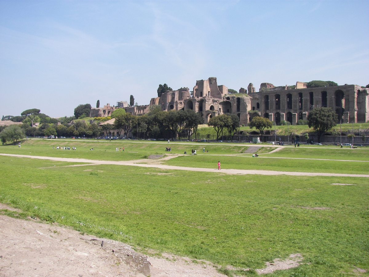 Vista actual del Circo Máximo de Roma desde la colina Palatina: el valle alargado donde se celebraron carreras de cuadrigas durante mil años