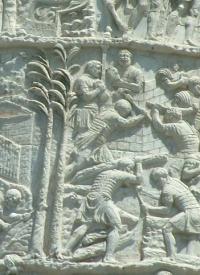 Detalle de la Columna de Trajano (113 d.C.): legionarios romanos con casco, lorica segmentata, scutum y pilum durante las guerras dácicas