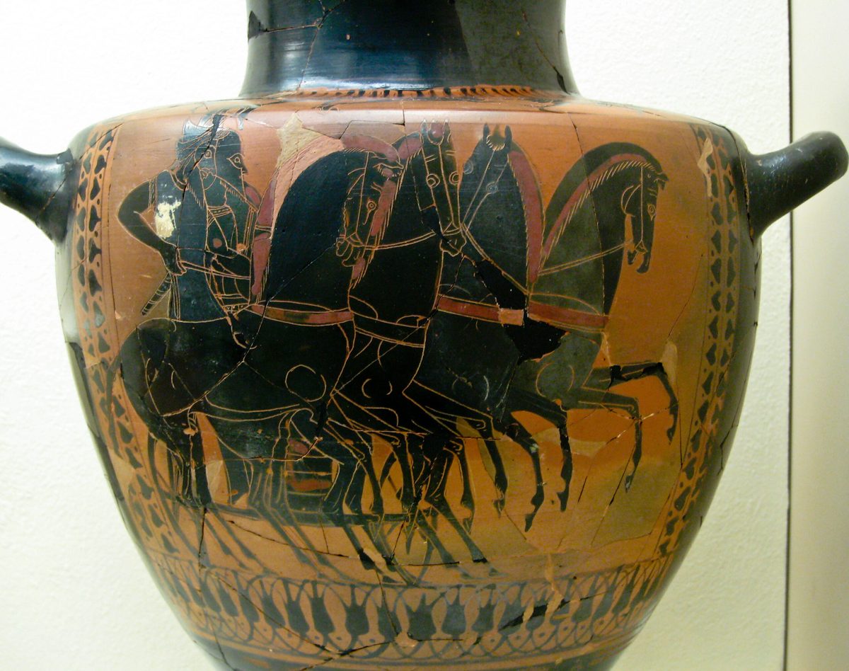 Vaso griego con cuadriga y hoplita armado: panoplia clásica con casco, escudo redondo y lanza