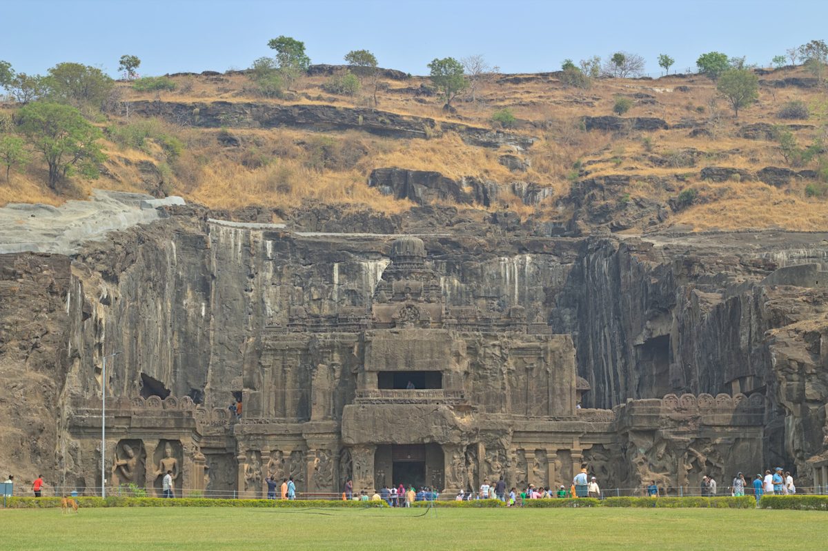Vista aérea del Templo de Kailasa, cueva 16 de Ellora, mostrando el patio rectangular y la torre central