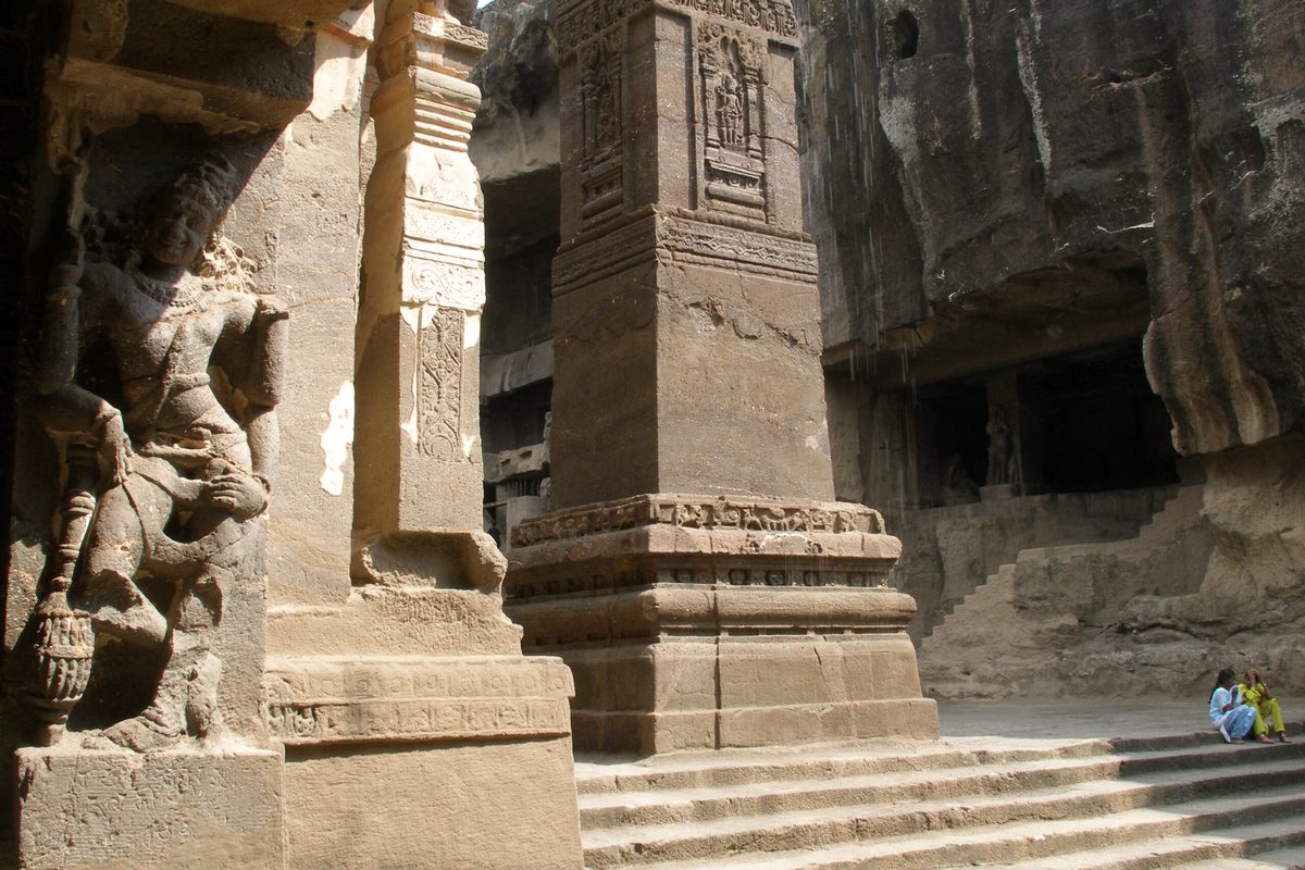 Pilares y arquitectura interior del Templo de Kailasa en Ellora, todos tallados de la misma roca de basalto