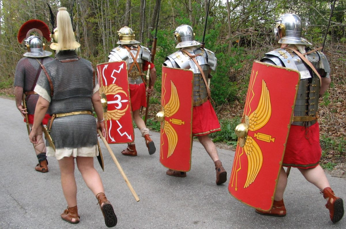 Recreación histórica de legionarios romanos del siglo I d.C. con lorica segmentata, scutum rectangular y gladio