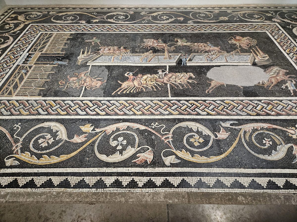 Mosaico romano con carrera de cuadrigas hallado en Lyon (Lugdunum, Galia romana), Museo Galorromano
