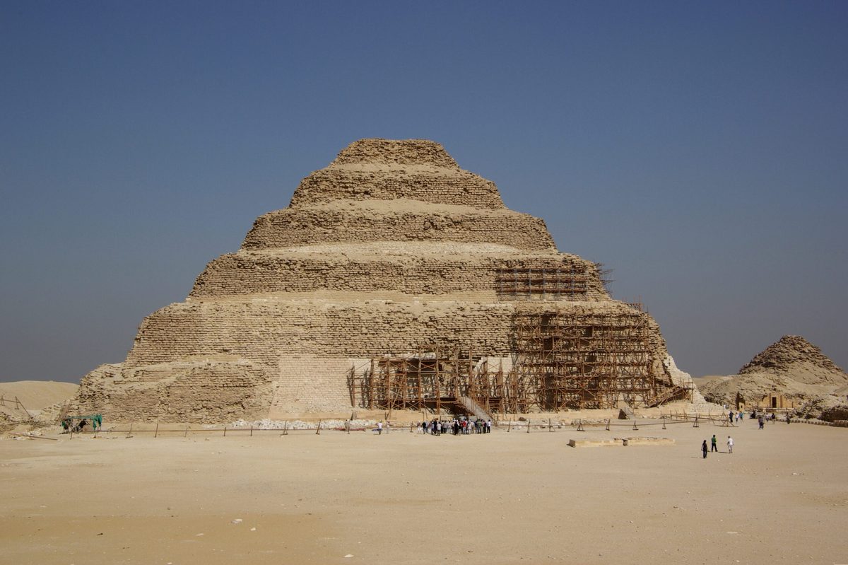 Pirámide escalonada de Djoser en Saqqara (c. 2630 a.C.), proyectada por el arquitecto Imhotep: la primera pirámide de la historia