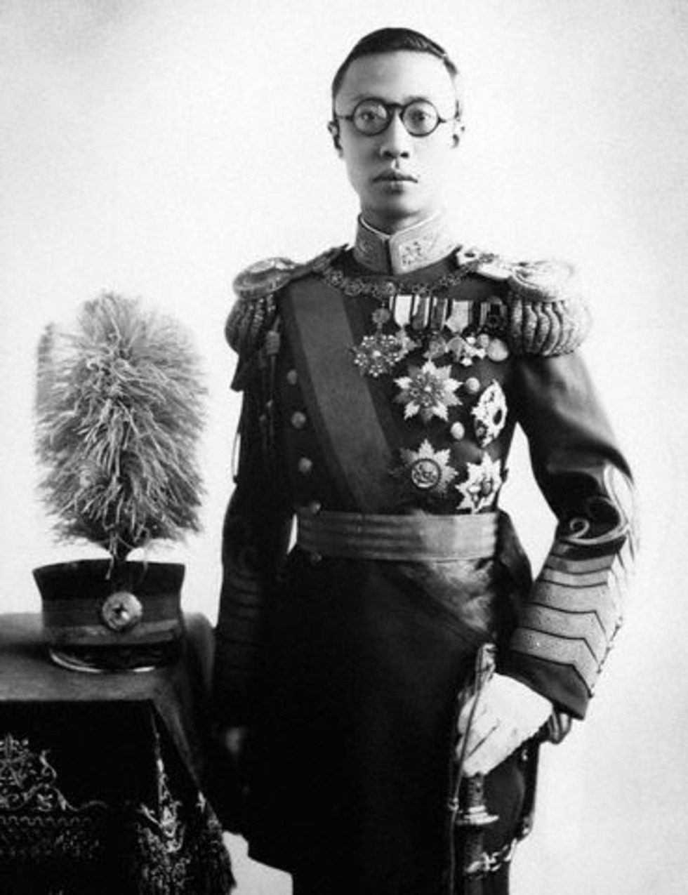Puyi, el último emperador de China, fotografía oficial de la era Manchukuo (1932-1945)