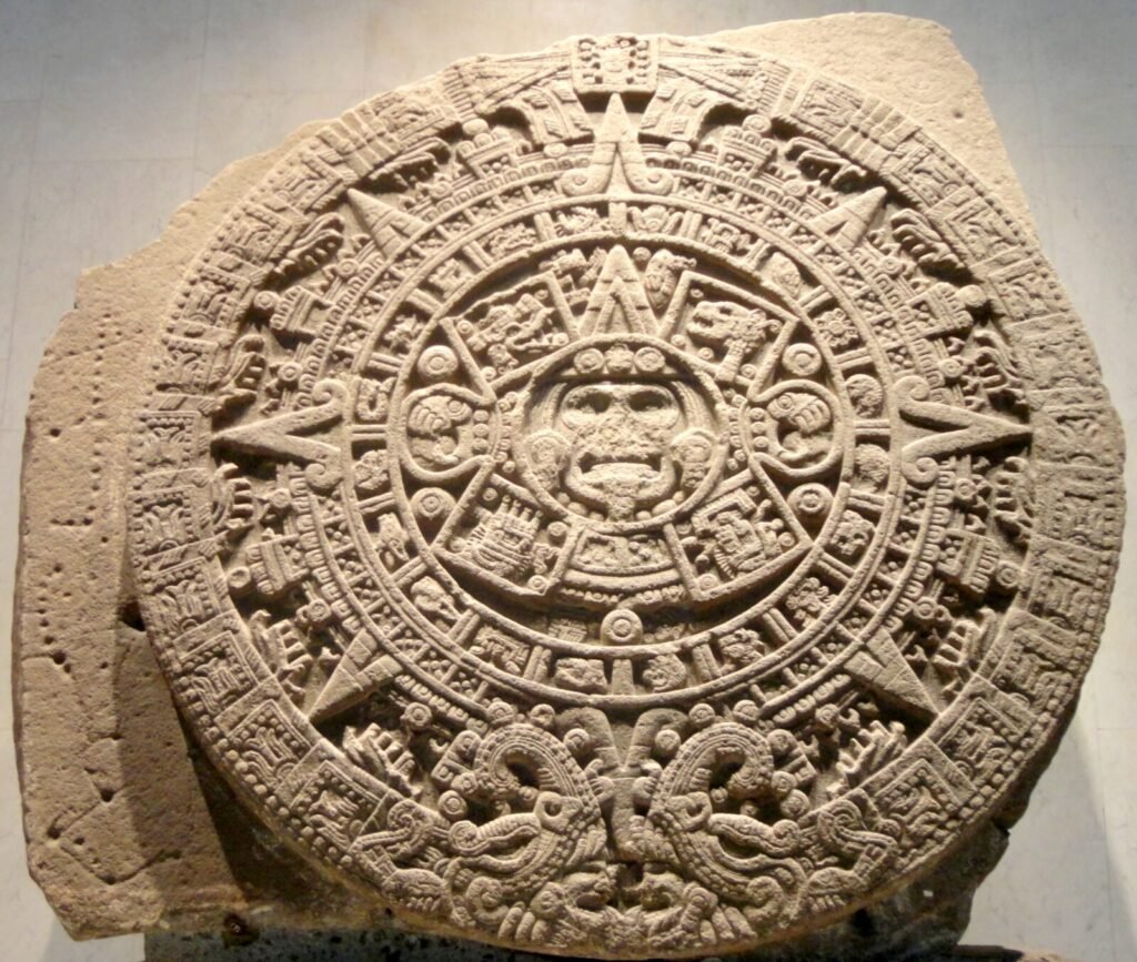 La Piedra del Sol mexica (basalto, 3,6 m, 24 t) en la sala mexica del Museo Nacional de Antropología de México.